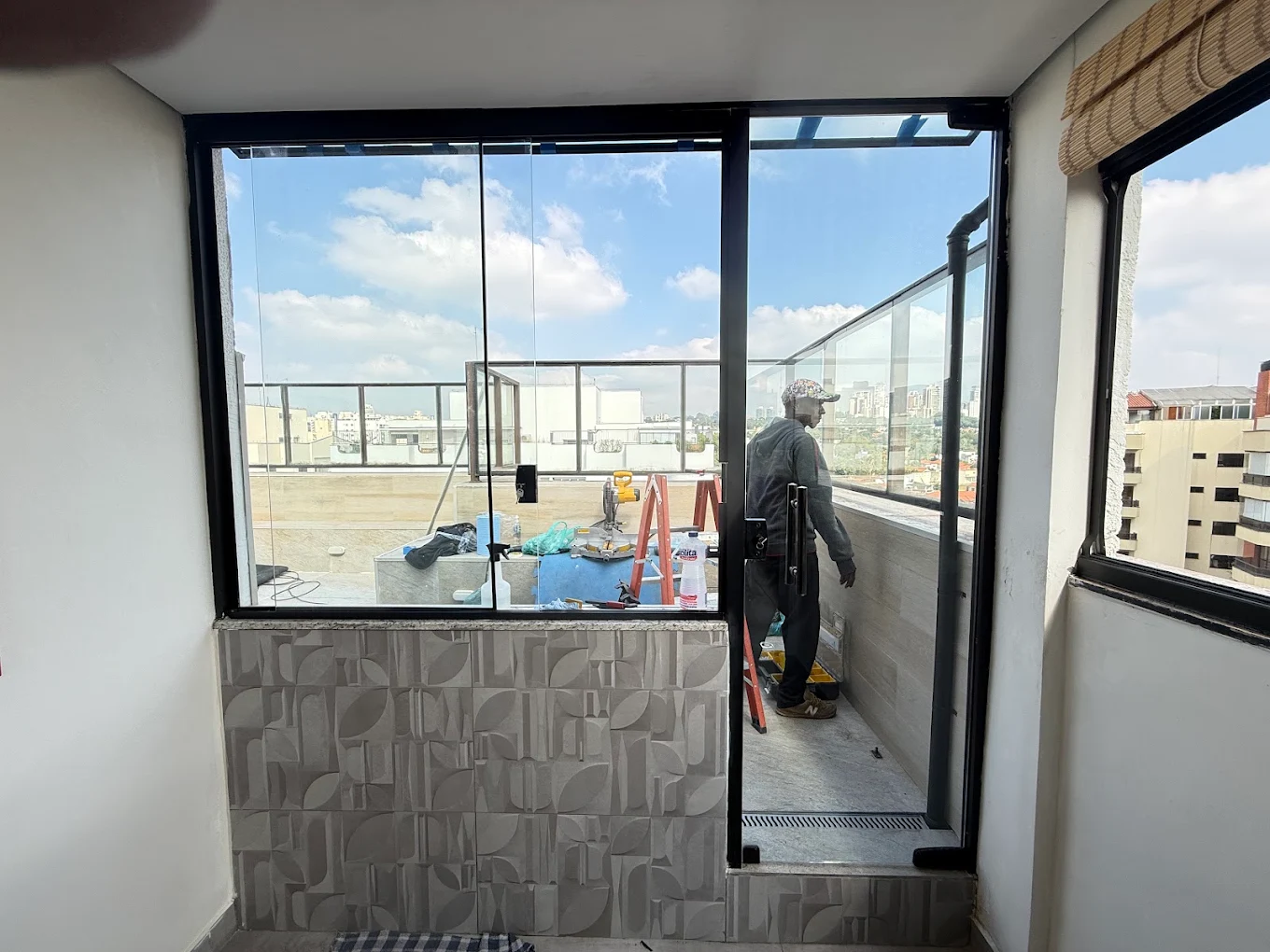 Fechamento de cobertura em vidro com vista para a cidade